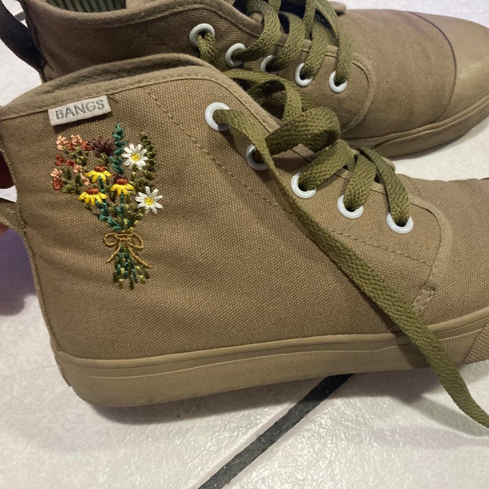 Women's Bangs Shoes Size 6 Floral Embroidered LIKE NEW